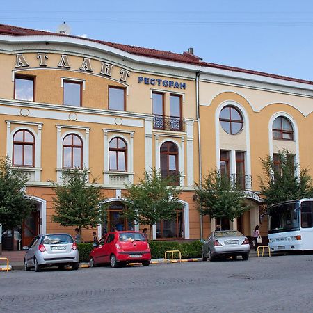 Atlant Hotel Uzjhorod Exteriör bild
