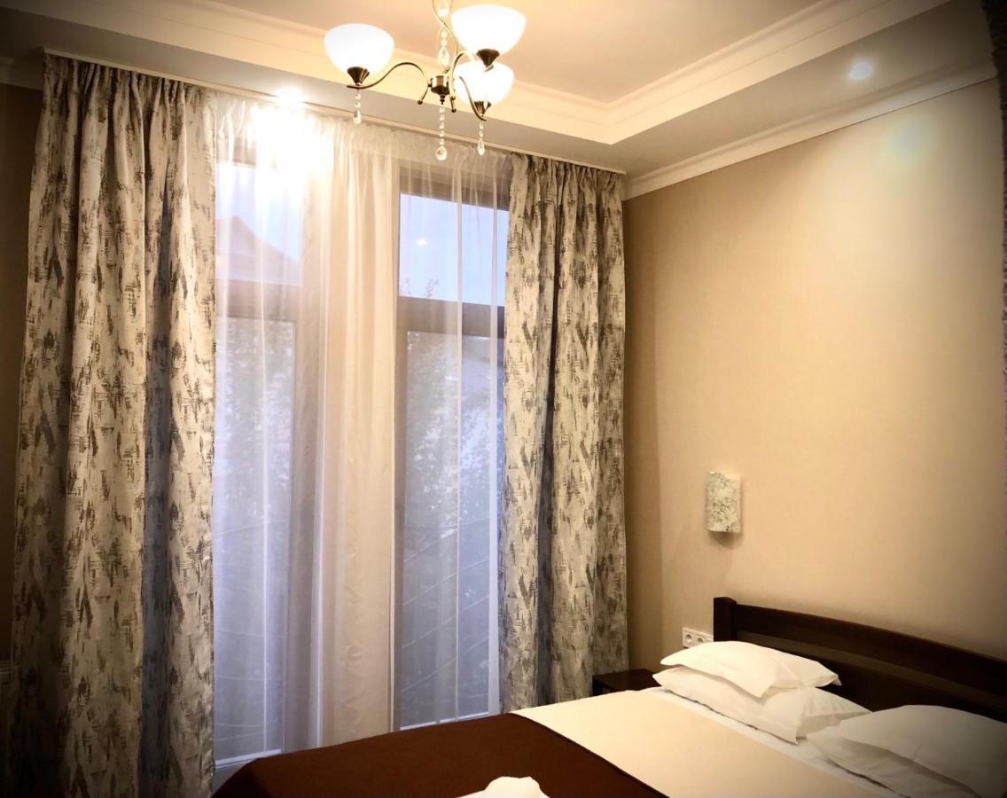 Atlant Hotel Uzjhorod Exteriör bild