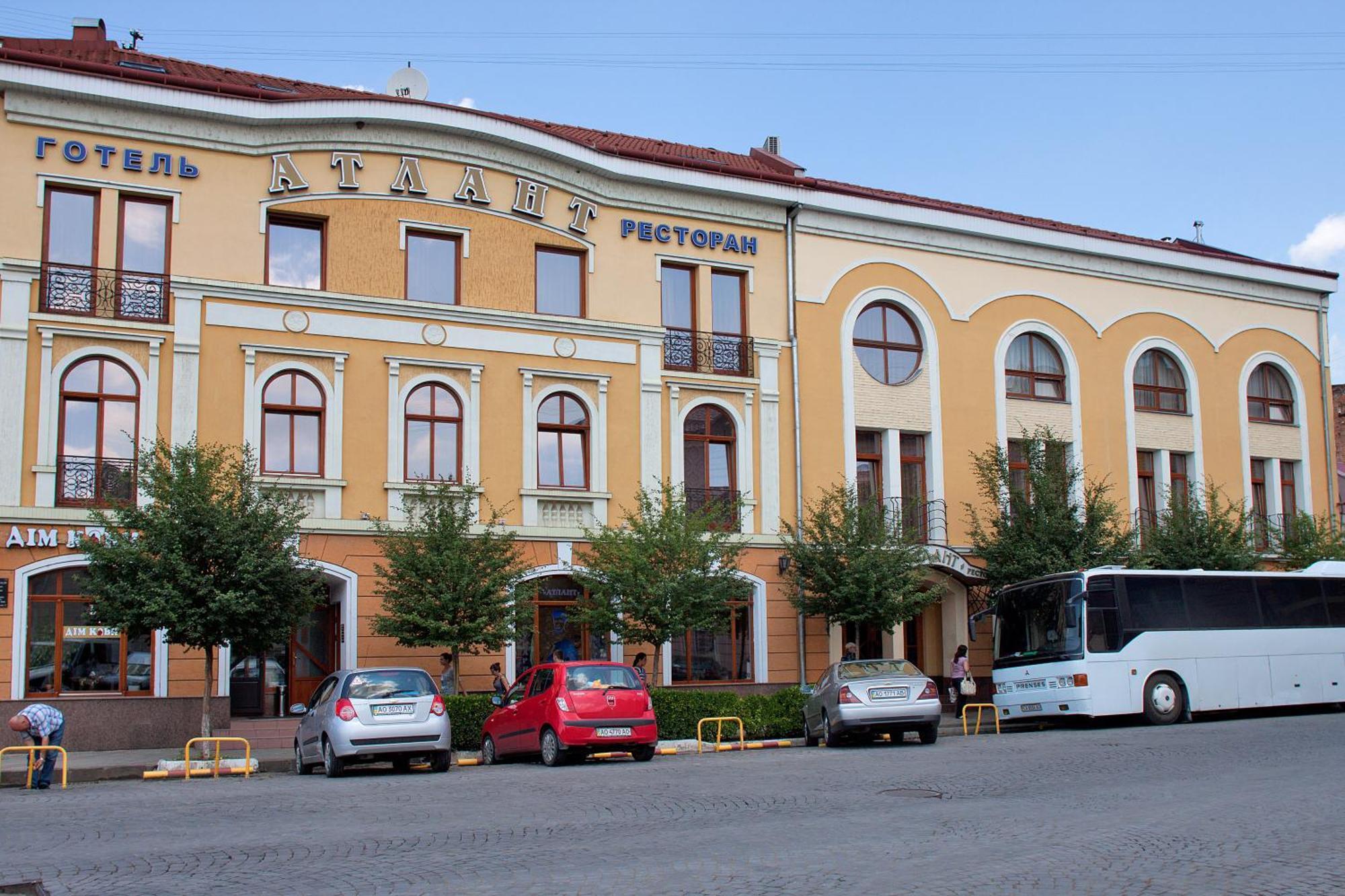Atlant Hotel Uzjhorod Exteriör bild