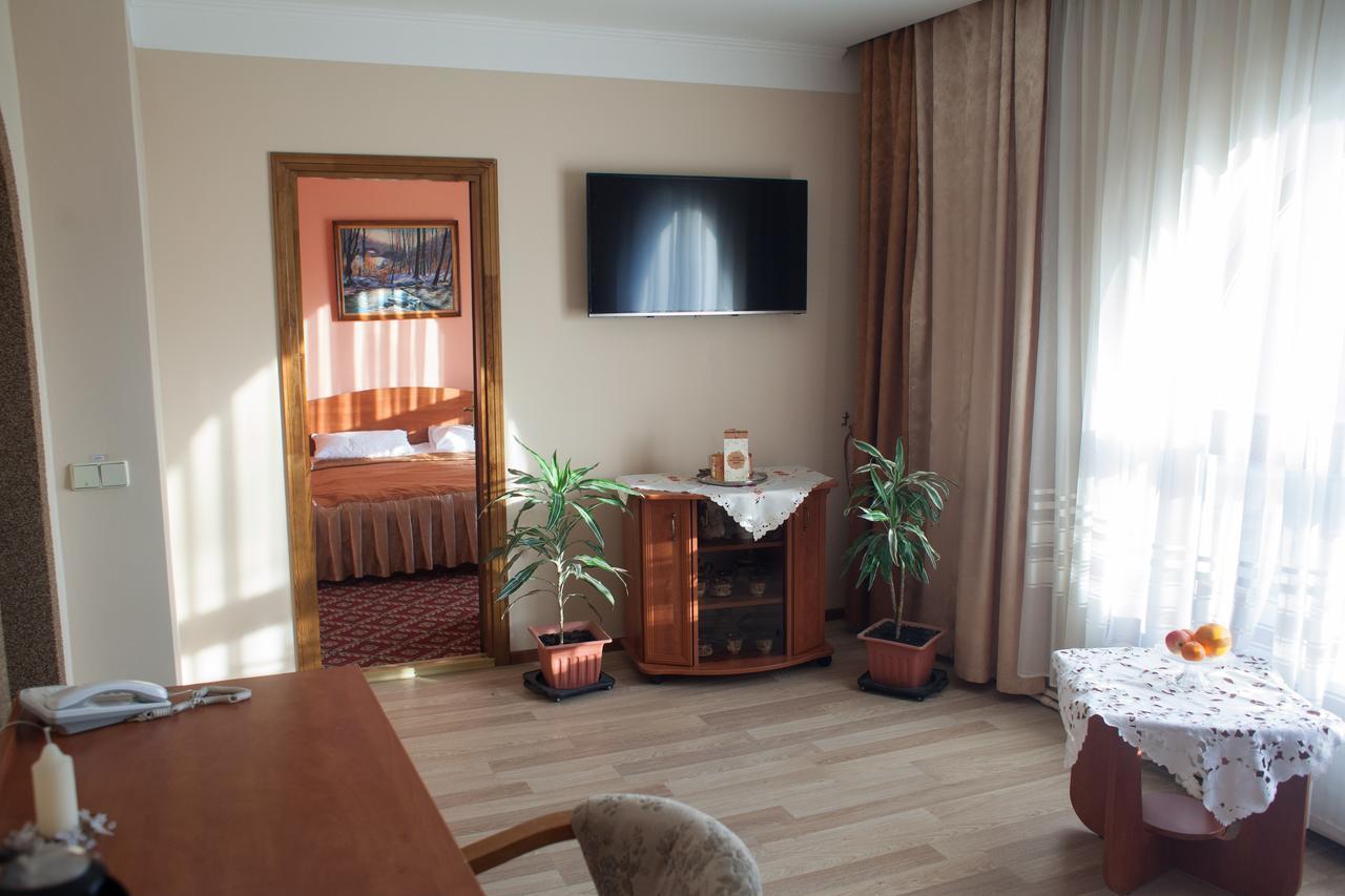 Atlant Hotel Uzjhorod Exteriör bild