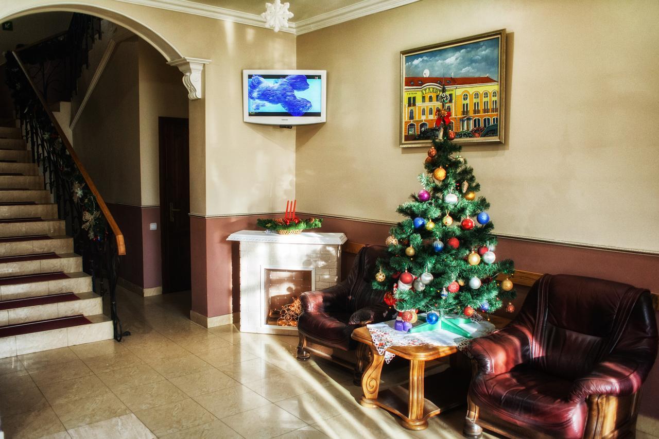 Atlant Hotel Uzjhorod Exteriör bild