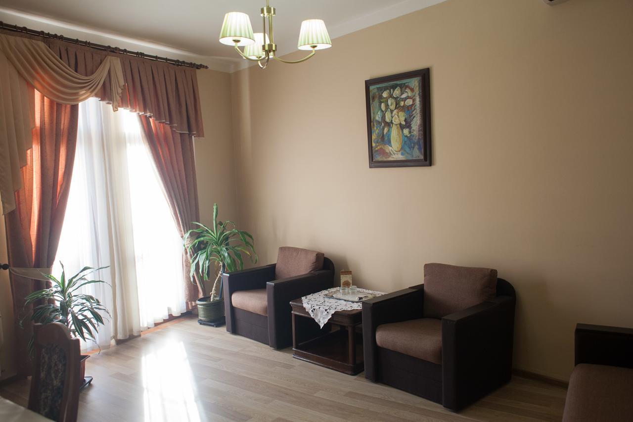 Atlant Hotel Uzjhorod Exteriör bild