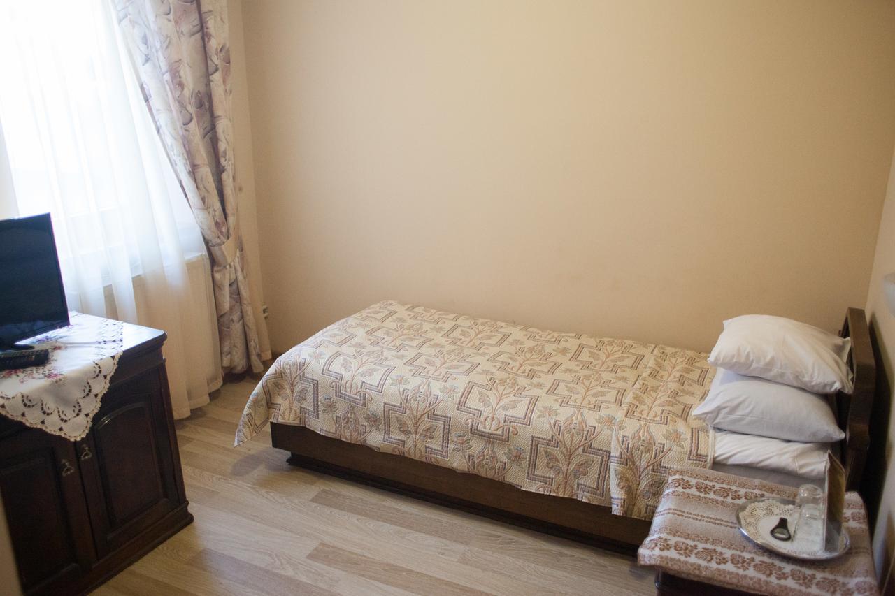 Atlant Hotel Uzjhorod Exteriör bild