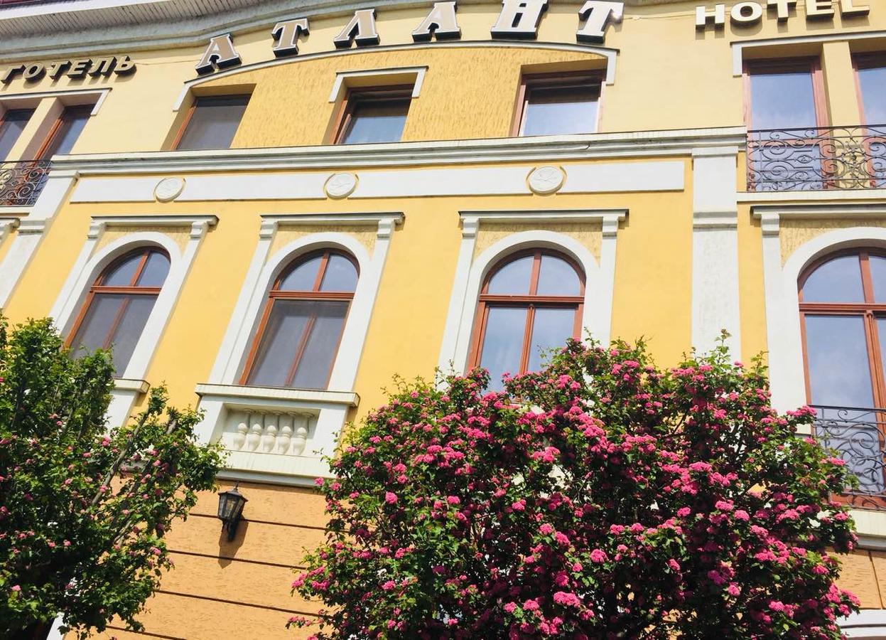 Atlant Hotel Uzjhorod Exteriör bild