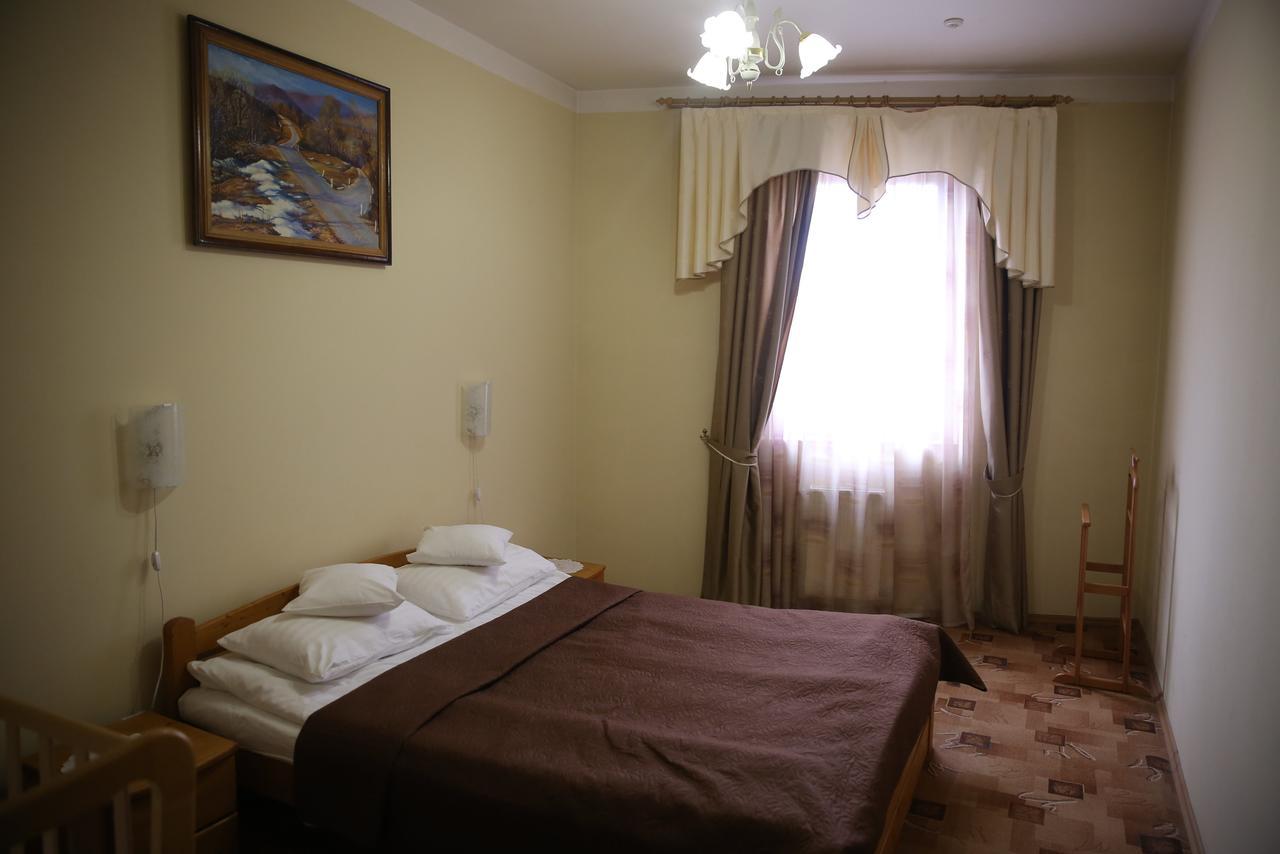Atlant Hotel Uzjhorod Exteriör bild