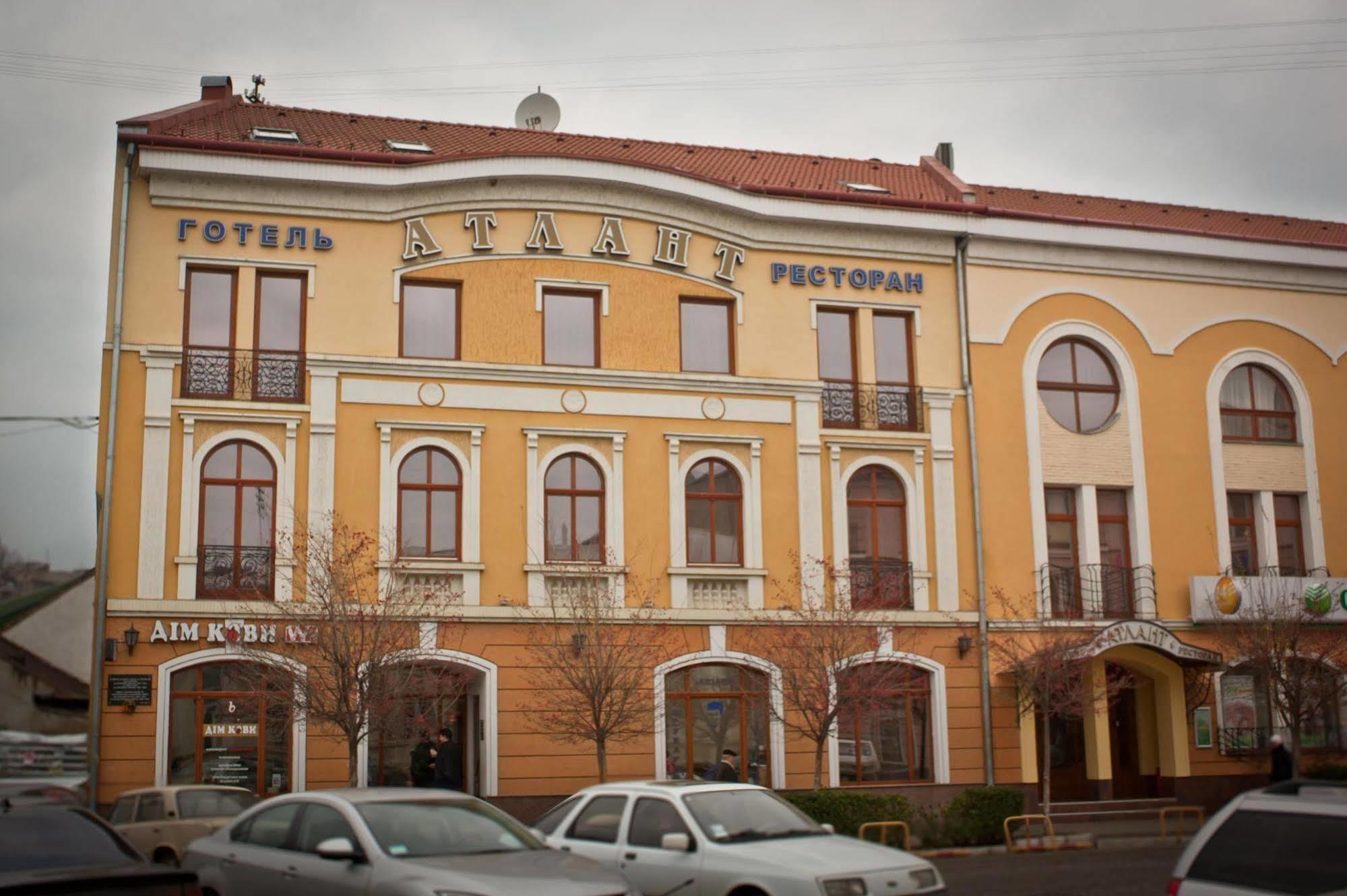 Atlant Hotel Uzjhorod Exteriör bild