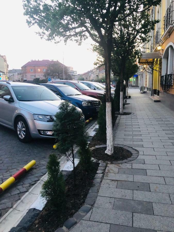Atlant Hotel Uzjhorod Exteriör bild