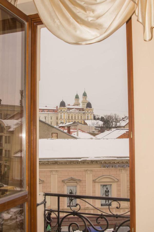 Atlant Hotel Uzjhorod Exteriör bild
