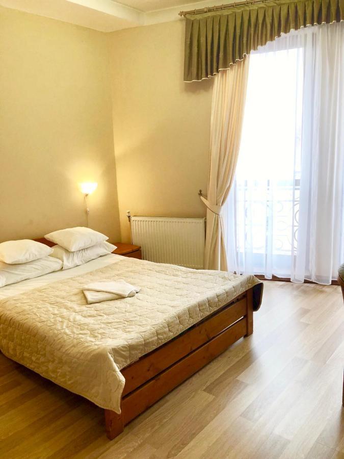 Atlant Hotel Uzjhorod Exteriör bild