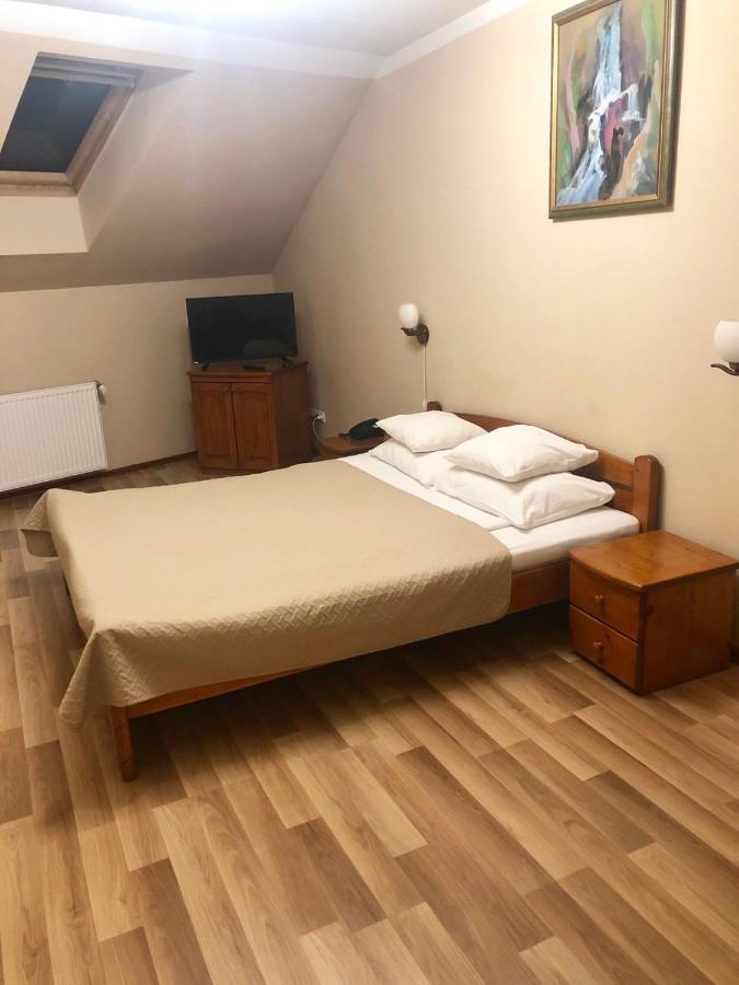 Atlant Hotel Uzjhorod Exteriör bild